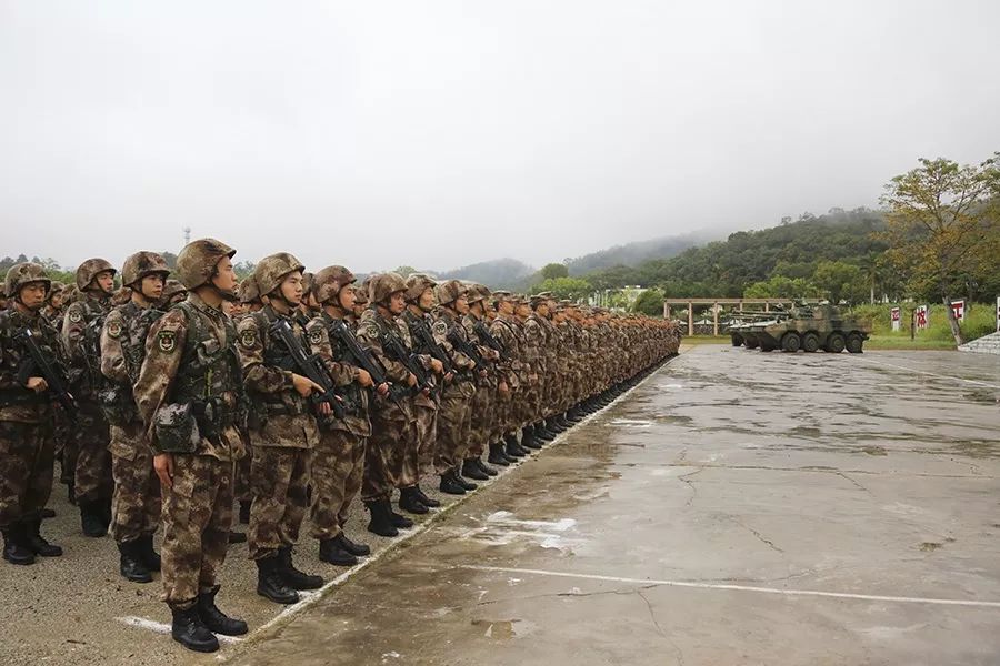 近日,第73集团军某新兵团举行专业训练开训动员,数千名新兵和干部骨干