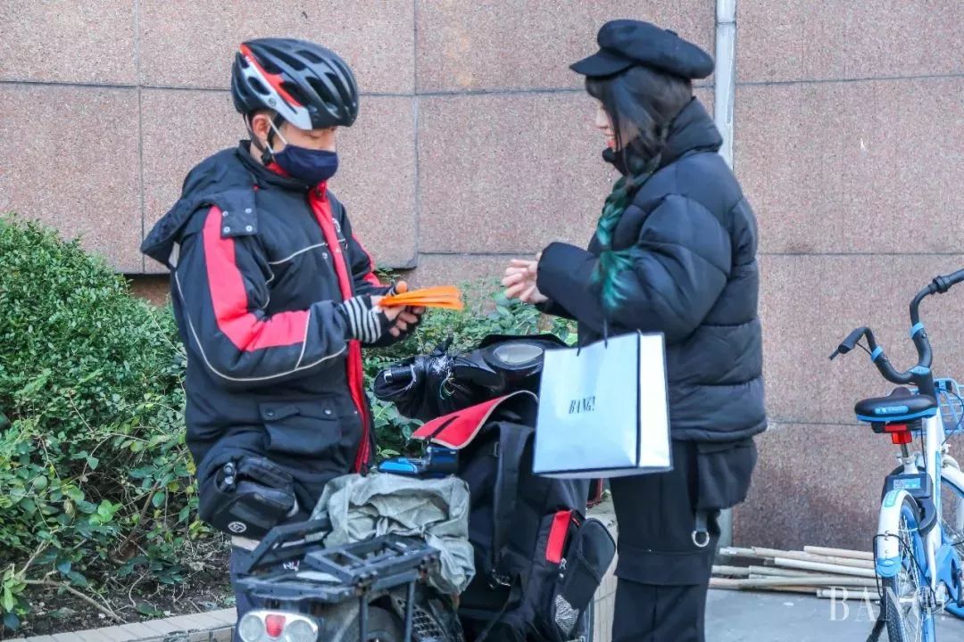 多一些理解 比这个暖宝宝更能温暖他们吧 快递员,一个不怕累不怕苦的