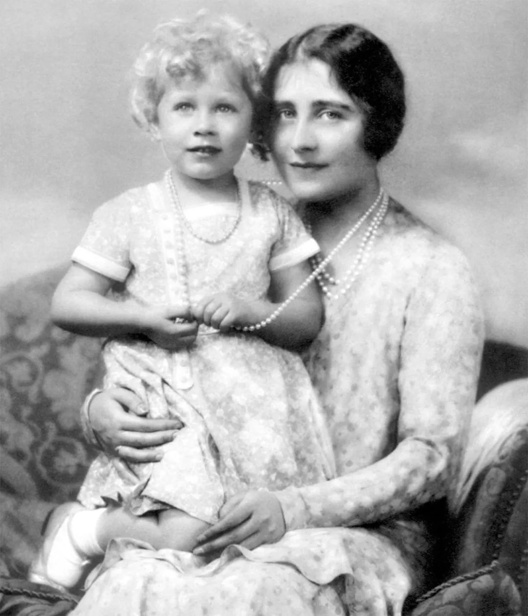 92歲英女王一直是母親掌上明珠，母女共戴一串珠鏈拍照，感情親密