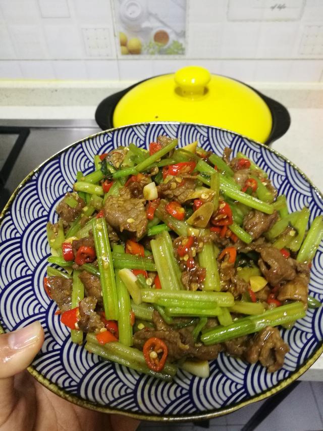 将芹菜炒牛肉盛出,即可食用.