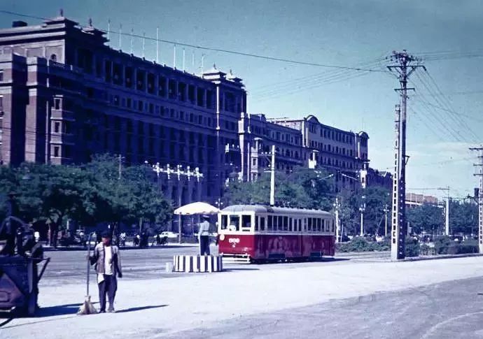 1956年北京的街景 您再感受下 图/fruhtau 把时间的指针拨到"八十年代