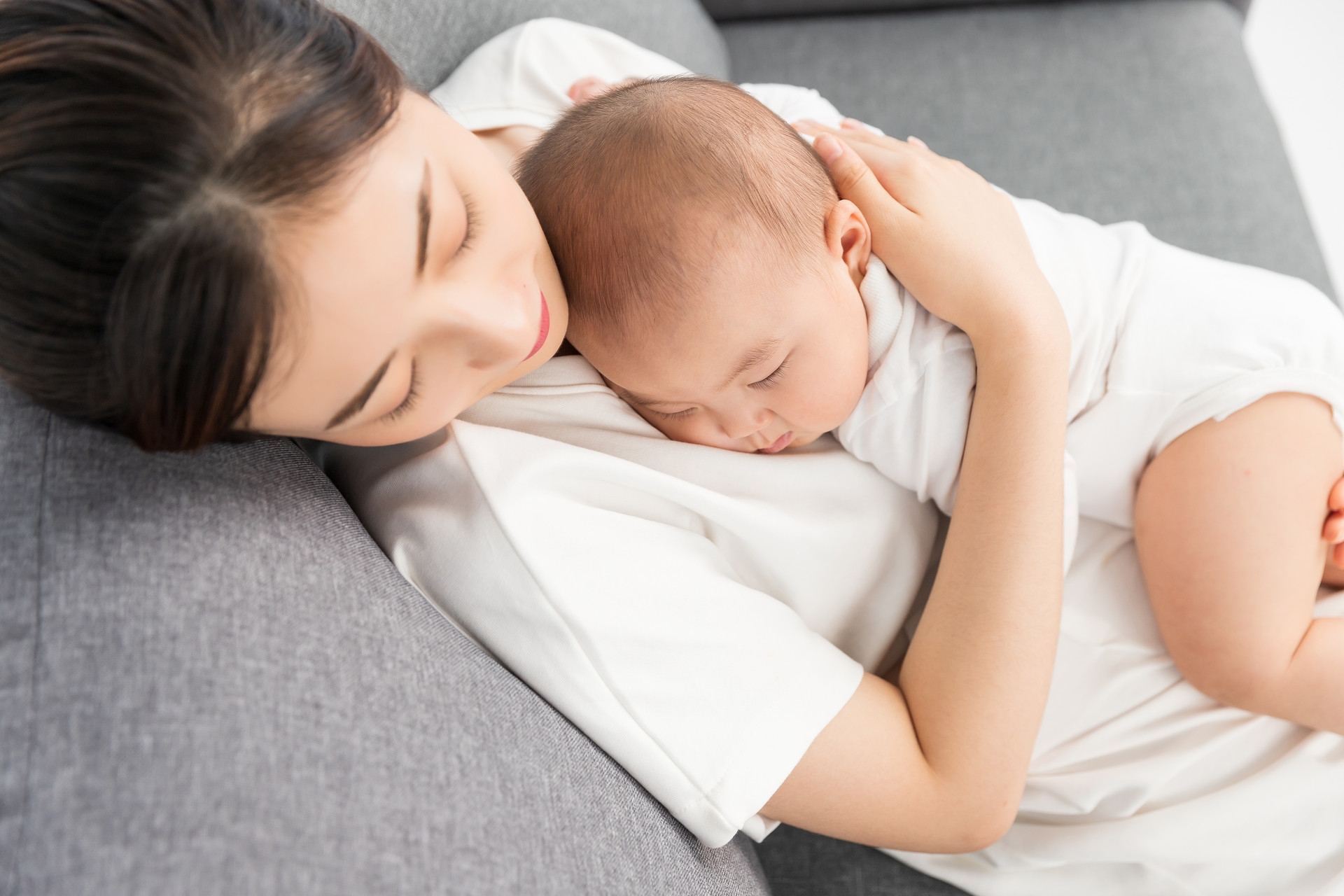 小宝宝为啥都喜欢抱睡、奶睡？家长这样做，养成自主入睡好习惯_睡眠_道具_妈妈