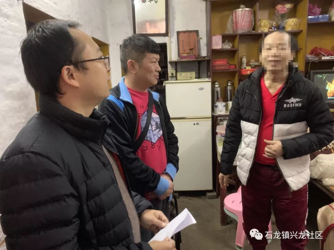 兴龙社区开展寒冬送温暖防寒保暖慰问活动