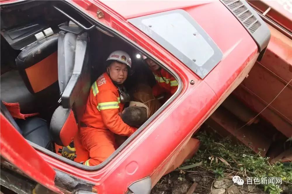 百色昨日连发两起车祸,1死1伤!低温阴雨天注意行车安全!