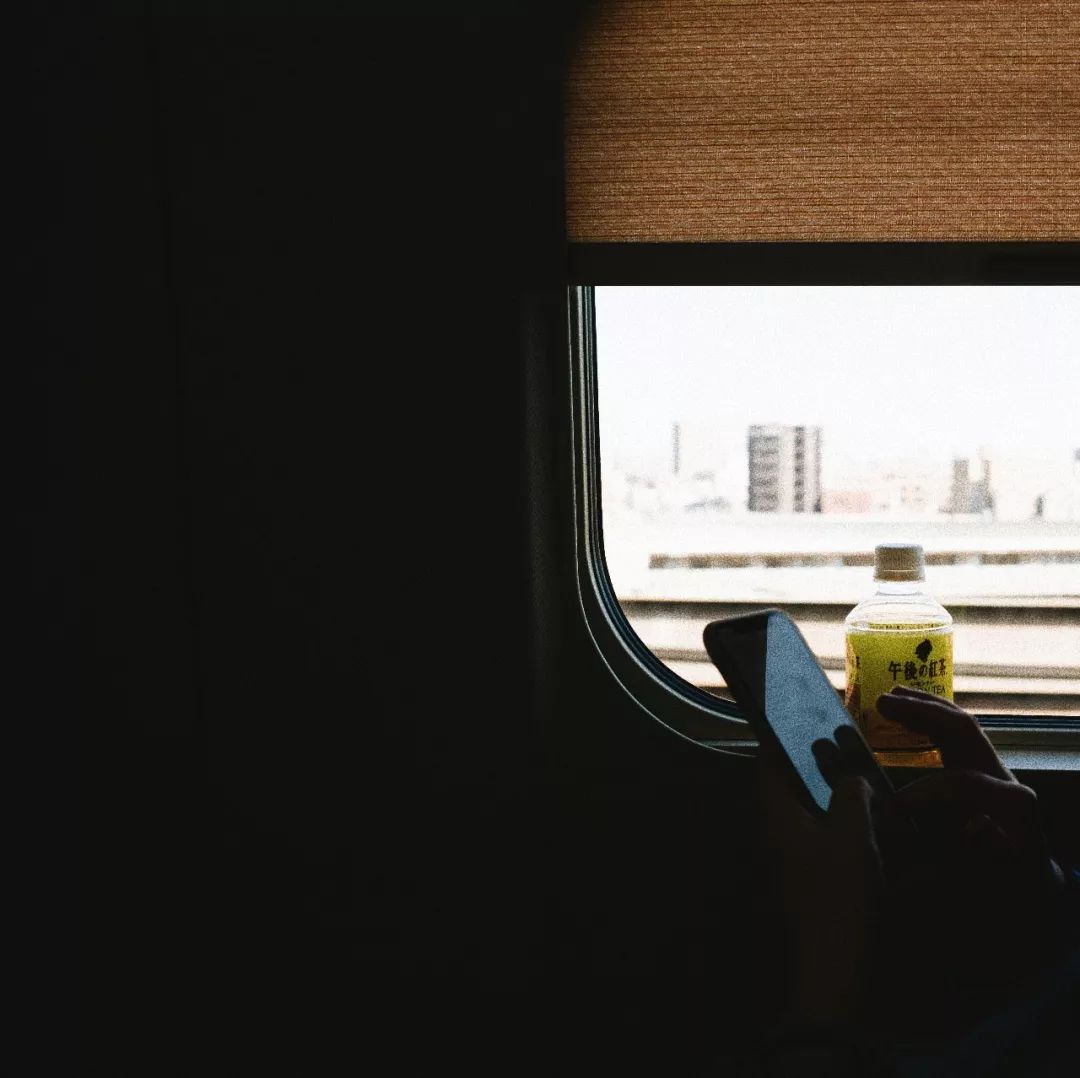 行进的列车,窗外虚焦闪动的风景,手机信号失灵的那一瞬间,脑中闪现