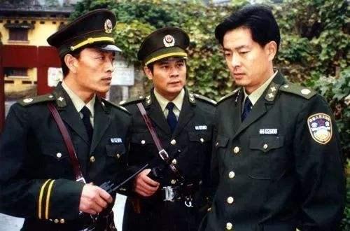 中国警察以前没有警衔,1992年,为何"八九式"警服上佩戴警衔?