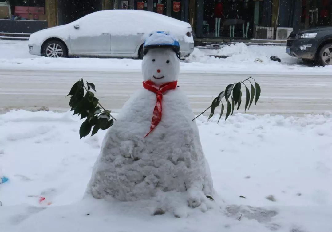 雪后的古城路,古色古香的建筑很有味道 堆一个漂亮的雪人,才是这个