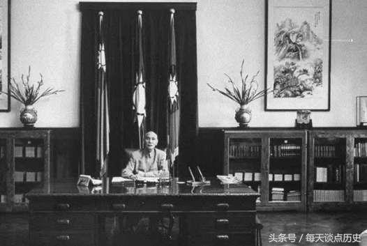 蒋介石败走台湾，最恨的三个人，只有一个是中国人