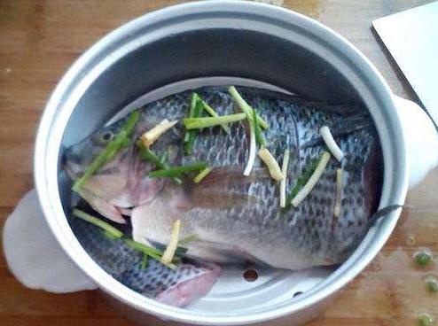 姑妈做鱼新方法，把整条鱼丢进电饭煲，不加一滴水，上桌后抢着吃