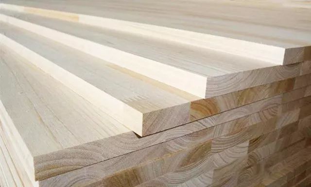 密度板由粉末状的木质纤维经高温压制成型,表面平整度好.