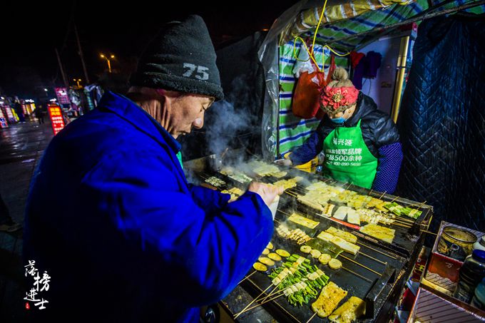 这座城市有个美丽的名字,夜色下充满了烟火气息,美食成为了美景