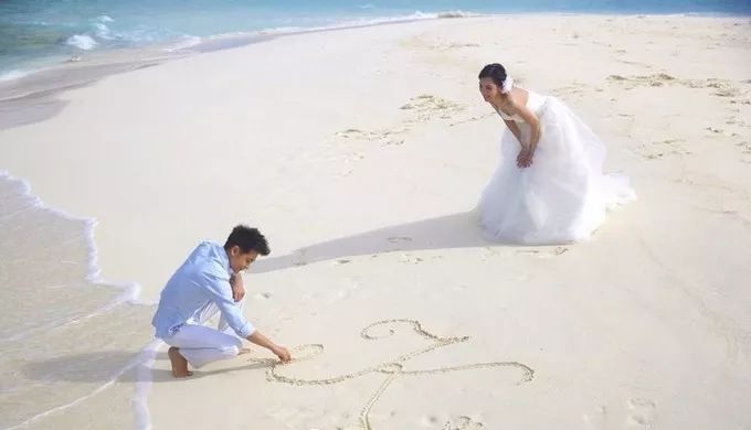 海滩婚纱照片_海滩礁石飘纱婚纱照片