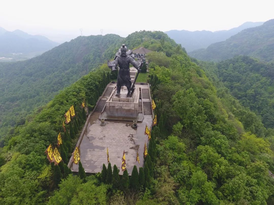 而禹王则是华夏子孙共同的先祖,大禹陵景区诚邀五湖四海的游客朋友