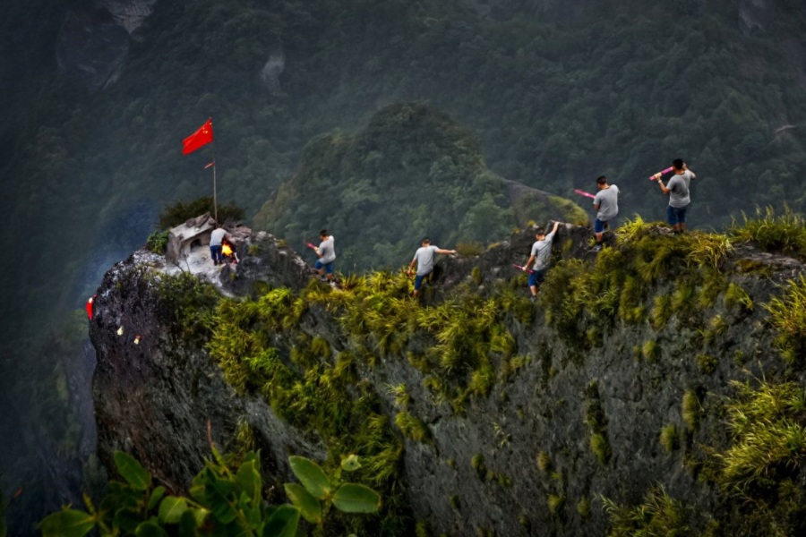 湖南崀山上的烧香人,悬崖上替人烧香,一天最多可收入2