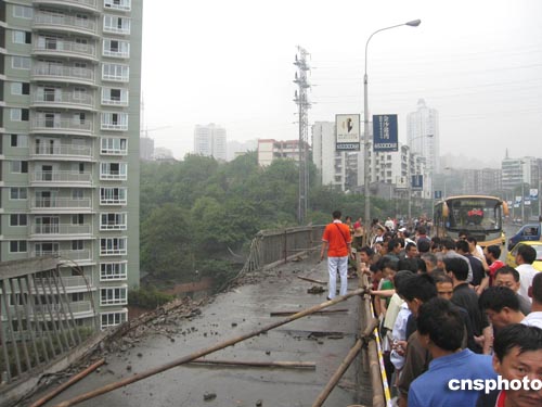 重庆市沙坪坝区发生一起重特大交通事故,截至记者16点发稿时,已有30人