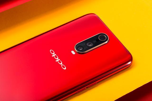 oppo r17∣r17 pro 新年版从包装到手机,均一致采用更为养眼的正红色