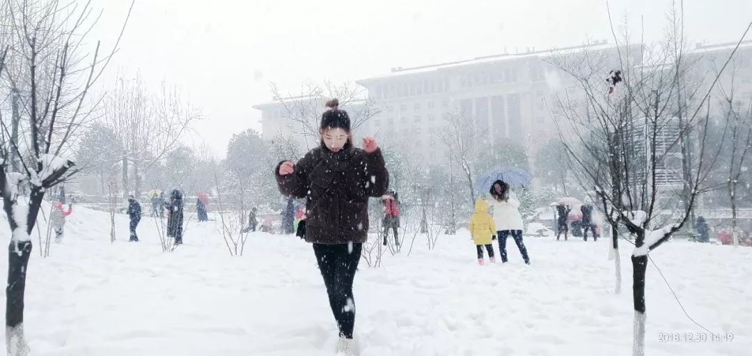 撑着伞打雪仗的小姐姐们