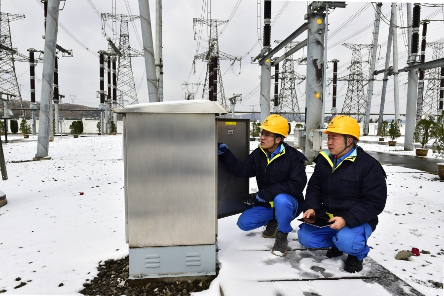 南方电网贵州安顺供电局踏雪巡查变电站设备确保电网安全稳定