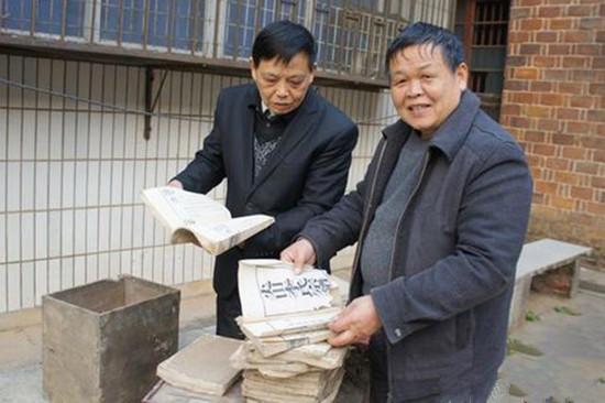 湖南教师捡到一破箱子，里面文物太值钱，他说：祖传的怎能上交？