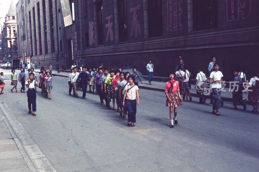 70年代校园生活的珍贵彩照 老师评分不看成绩看出身