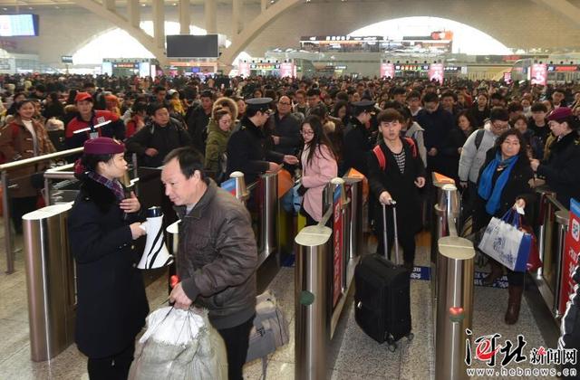 旅客们正在石家庄火车站经过检票口进站.(资料片) 记者田瑞夫摄