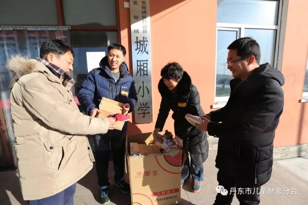 出发前在丹东高速口合影12月27日早7时30分,义工宋丽琳,夏鹏,毕晓亮