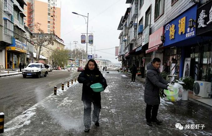 关注| 冬日扫雪 情暖心间 ——虾子镇组织开展道路清雪活动