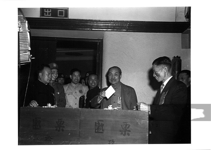 1948年国民大会镜头:竞选副总统李宗仁与孙科的表情何其微妙_蒋介石