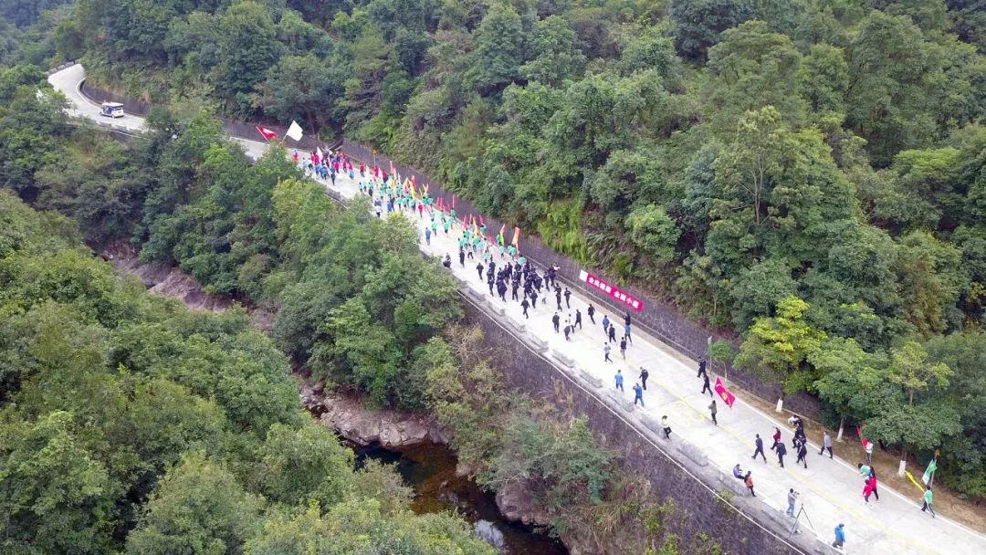 奔跑吧谢岗1600多名市民银瓶山长跑共同迎接2019新年