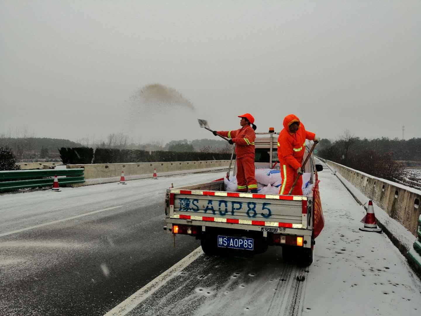 截止30日8时,因路面结冰,g56杭瑞高速鄂湘,s88岳宜高速石首南站入口