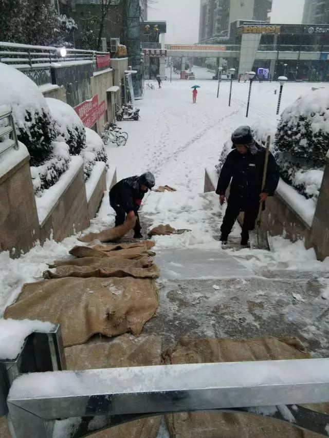 会员惠之美物业▏武汉一夜大雪纷飞寒风刺骨中连夜扫雪保平安