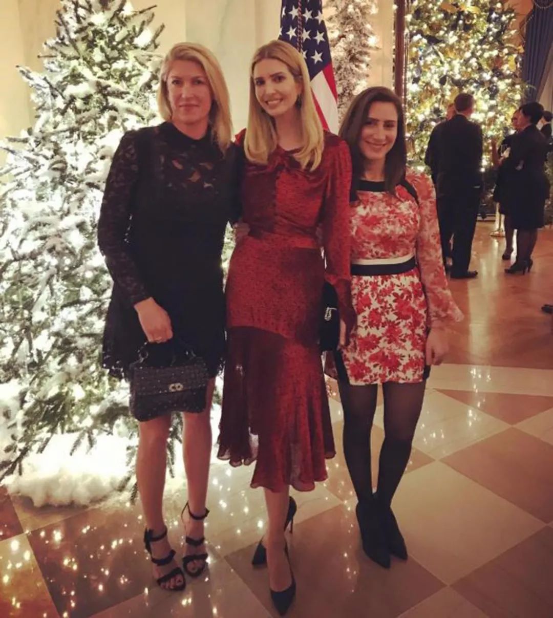 伊萬卡穿紅色魚尾裙，參加聖誕晚宴，與女友合照用超模站姿成焦點