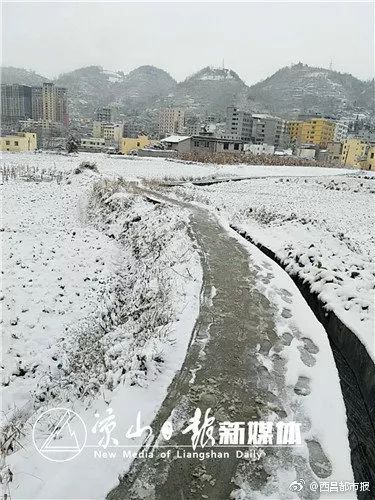 路况提示:12月29日,布拖县普降大雪,布拖至交际河段,布拖至普格段