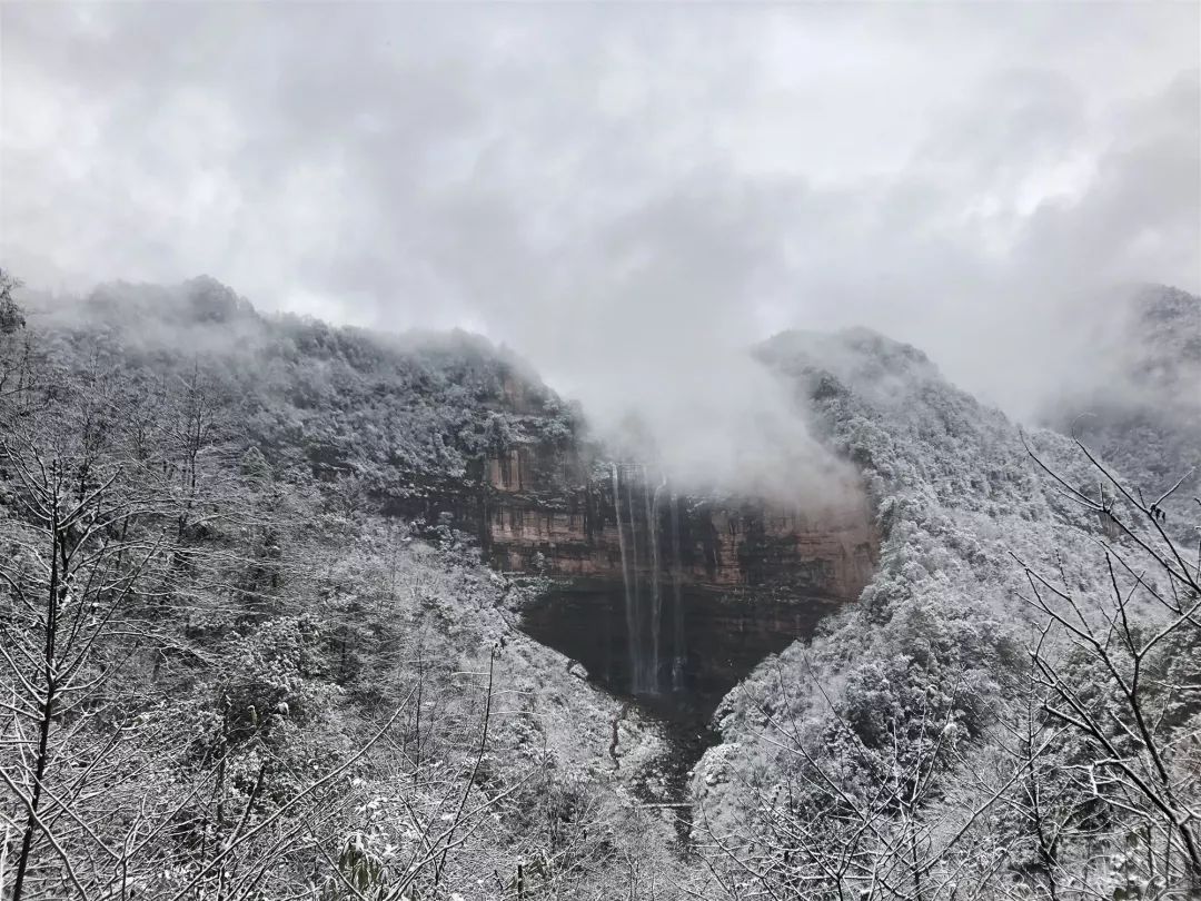 四面山下雪啦!开心开心.作为一名南方人,看到雪的我心情是无比的激动.