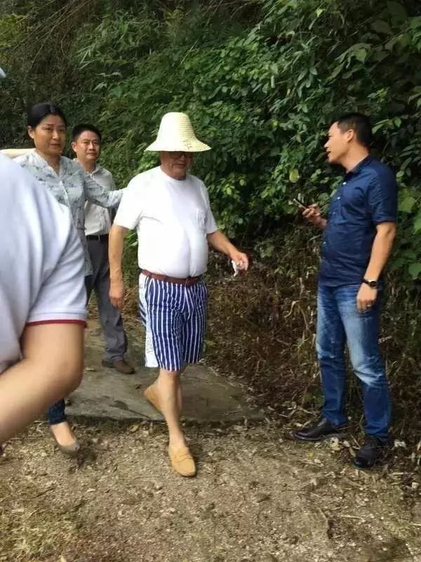 照片拍摄地在江西赣州上犹县营前镇,图中红色t恤男子正是郭平