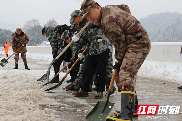 到达指定地点后,平江民兵迅速投入铲冰除雪任务中.