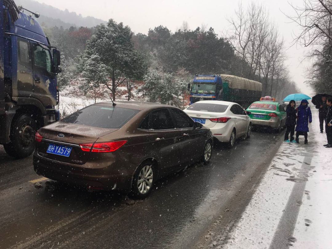 交通事故一面包车通过结冰路段时上午9时许京台高速铜陵枞阳段出现积