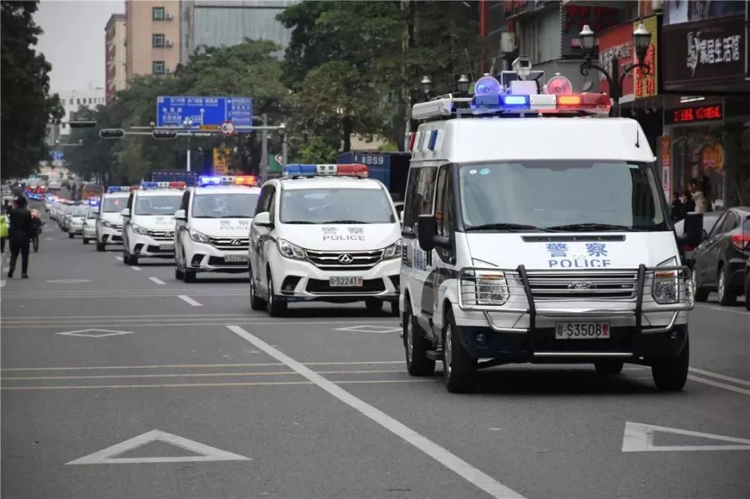 100多辆警车在长安街头震撼巡游!大开眼界!