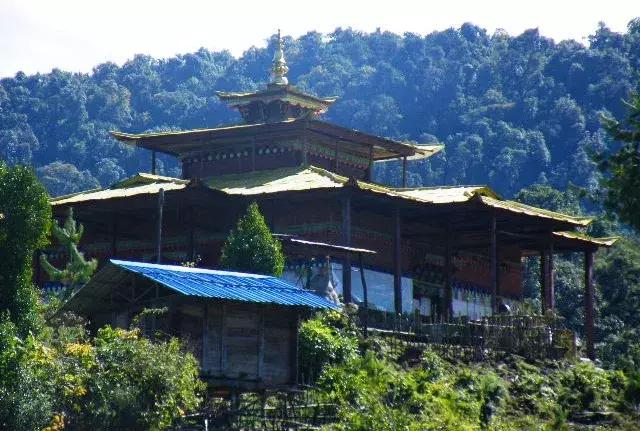 其中较为著名的寺院有:仁青崩寺,罗邦寺,德尔贡寺,格林寺,巴尔贡寺