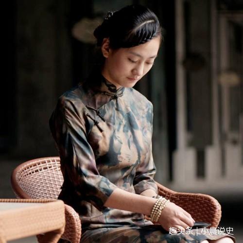 中国的旗袍为何两侧开叉，原来还有这样的作用，说出来你可能不信