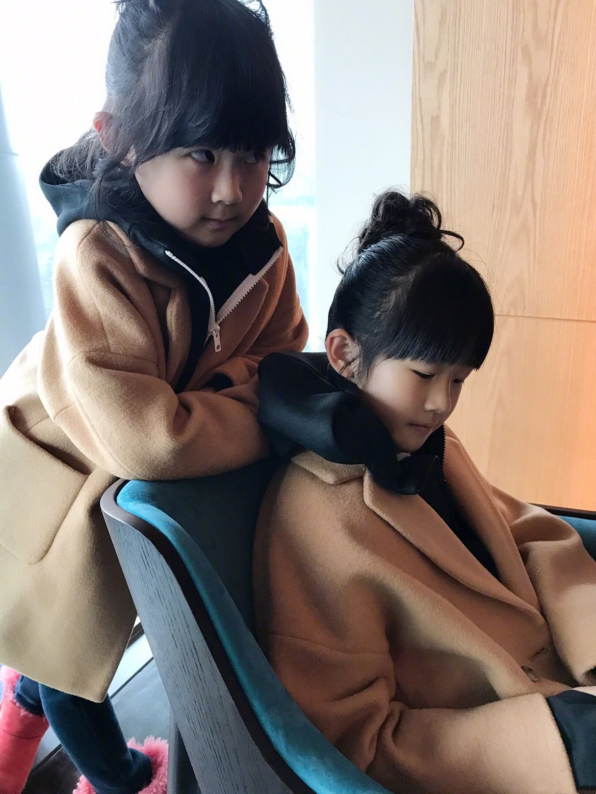 陸毅兩個女兒穿姐妹裝，小葉子沒有手機玩，賊賊的小眼神好搞怪！ 娛樂 第7張