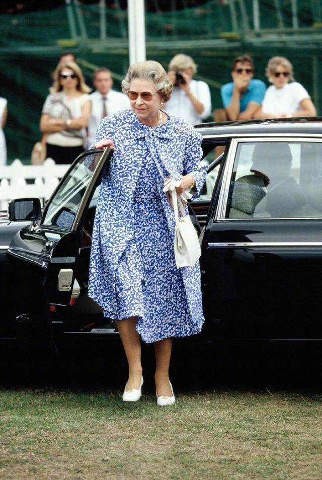 92歲英國女王原來也是時尚控？這一點從她的「彩虹裝」就能看出來 形象穿搭 第10張