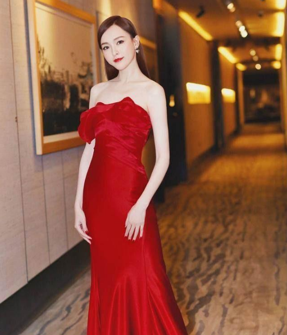 173cm林志玲与172cm唐嫣，同穿大红色长裙，美得难分上下？