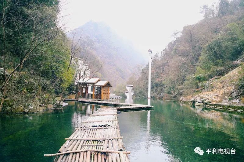 平利美景桃花溪畔雪色浓