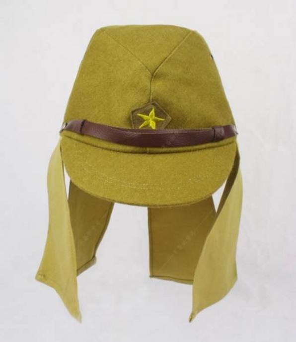 他们叫这种帽子为九八式略帽,正中央有黄色五角星,有皮质的帽带,有