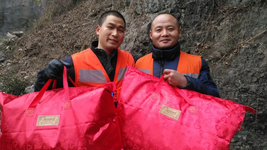 作业任务重"娘家人"来把温暖送雨雪奋战不停歇安全畅通攀高峰此次慰问