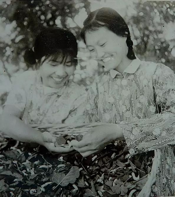 老照片70年代的乡村赤脚医生穿补丁衣服的女知青