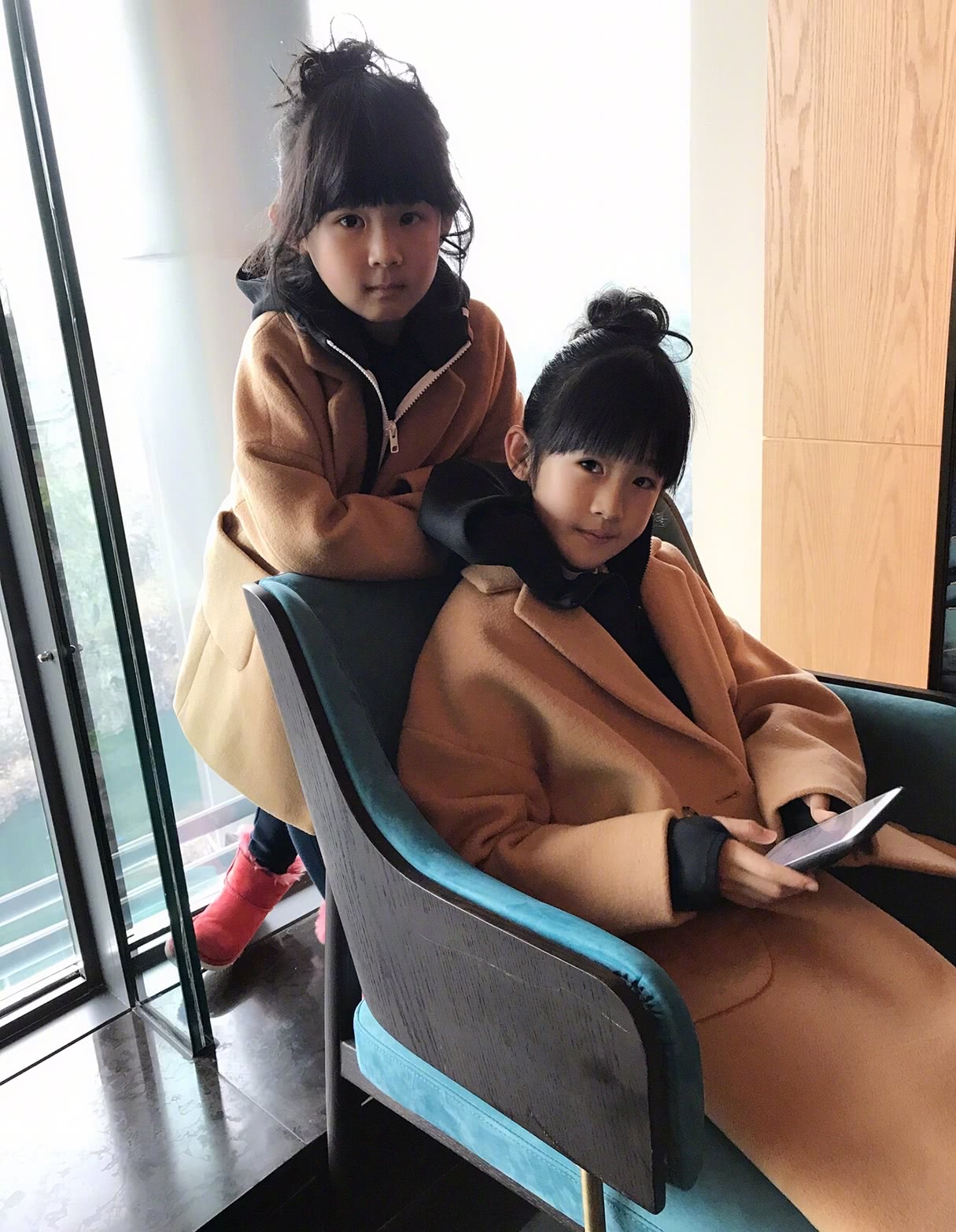 陸毅兩個女兒穿姐妹裝，小葉子沒有手機玩，賊賊的小眼神好搞怪！ 娛樂 第5張