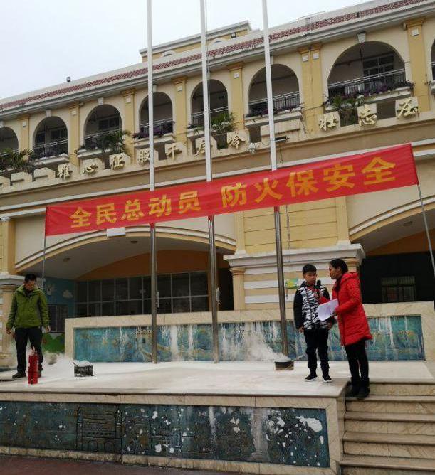 平安校园全民总动员防火保安全九曲湾小学开展冬季防火疏散演练活动