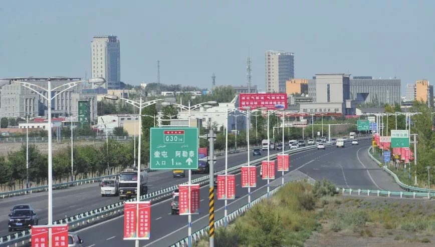 高新区(白碱滩区)的钻井公园是市民游玩的好去处.闵勇 摄